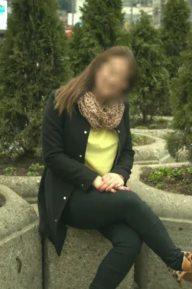 Laura, 27